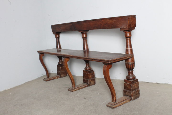 Antigo banco de nogueira do século XVIII, qualidade extraordinária. Medidas: 158 x 40 cm de profundidade.